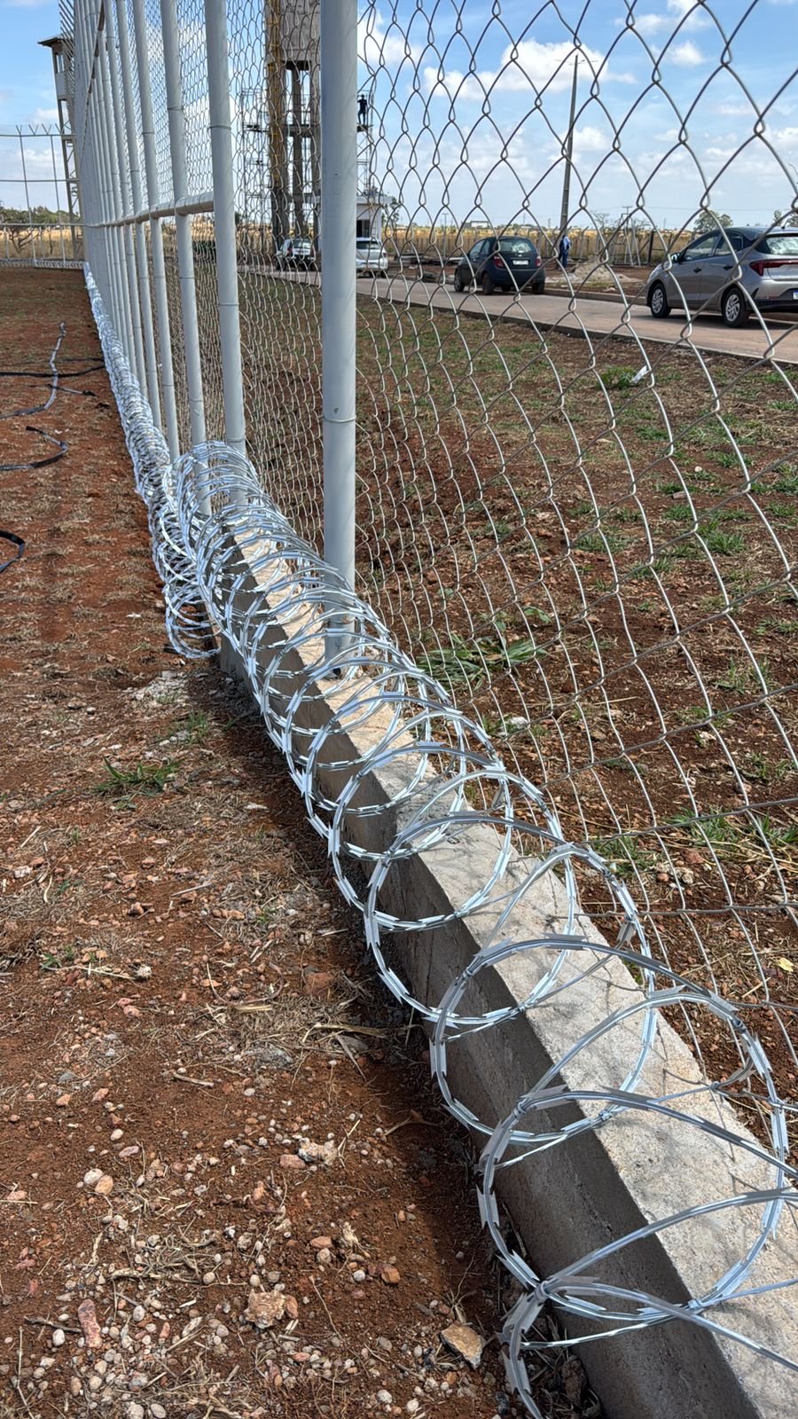Concertina instalada em cercamento de área externa